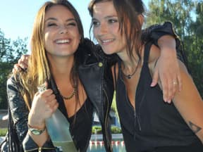 Jasmin (Janina Uhse, l.) und Anni (Linda Marlen Runge) ziehen
durch die Straßen von Berlin...