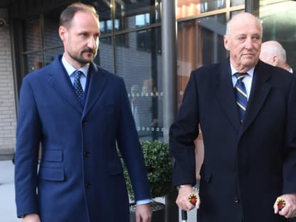 Prinz Haakon von Norwegen neben König Harald Prinz Haakon von Norwegen steht neben König Harald