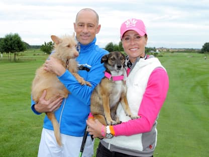 Jens Oliver Haas und Sonja Zietlow mit 2 Hunden auf dem Arm