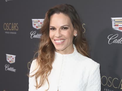 Hilary Swank strahlt mit Lockenmähne