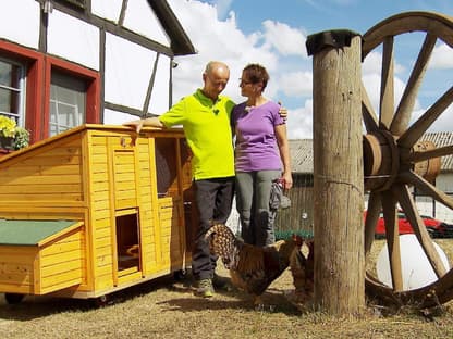 "Bauer sucht Frau" 2022 - Folge 10 - Theo und Andrea Arm in Arm mit Hahn