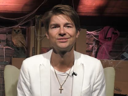 Jeremy Fragrance bei "Promi Big Brother" im Sprechzimmer. 