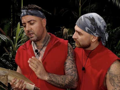Cosimo Citiolo und Gigi Birofio lesen gemeinsam die Anweisung für die Schatzsuche