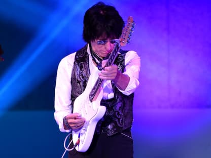 Jeff Beck spielt Gitarre auf der Bühne