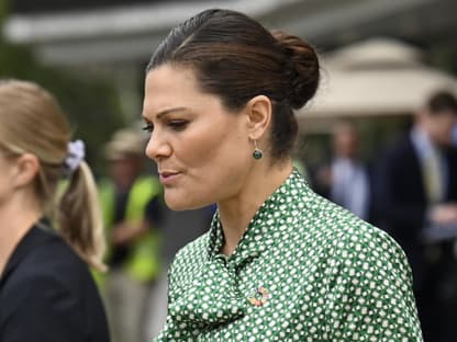 Prinzessin Victoria von Schweden schaut ernst.