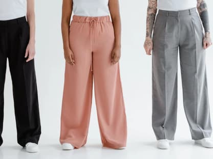 Drei Frauen in weiten Stoffhosen