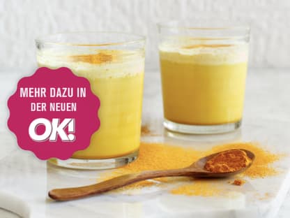 zwei gläser mit kurkuma latte