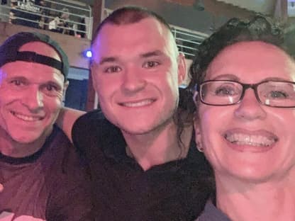 Thorsten Legat, seine Frau Alexandra Legat und Sohn Leon Legat lächeln bei Selfie.