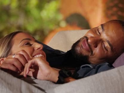 "Der Bachelor" 2023 - Folge 7 - Alyssa und David Jackson kuscheln 