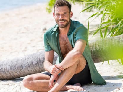 "Charming Boys"-Kandidat Jan Maik lacht am Strand