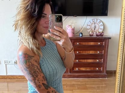 Dannie Büchner sitzt und macht ein Selfie.