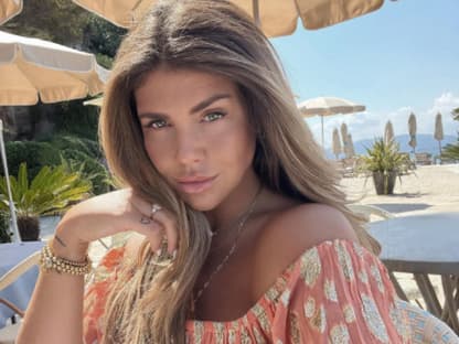 Farina Opoku sitzt am Strand