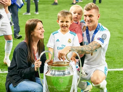 Jessica Farber und Toni Kroos mit ihren zwei Kindern auf dem Fußballfeld