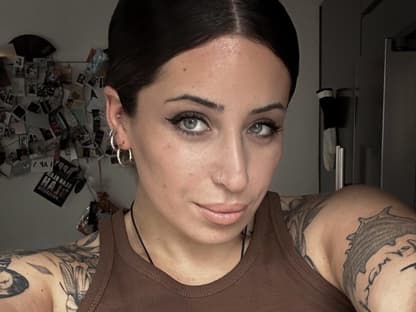 Jolina Mennen macht ein Selfie mit ihrer Hand vor der Kamera