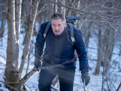 Sturm der Liebe Christoph läuft mit ernstem Blick durch den verschneiten Wald