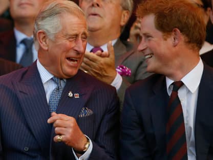 König Charles und Prinz Harry lachen herzlich