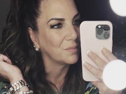 Danni Büchner macht ein Selfie mit ihrem iPhone