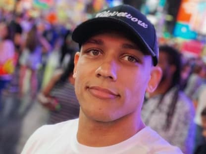 Madonnas Freund Josh Popper lächelt auf Selfie