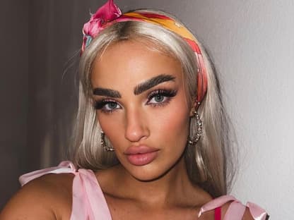 Paulina Ljubas guckt nachdenklich in ihre Selfiekamera.