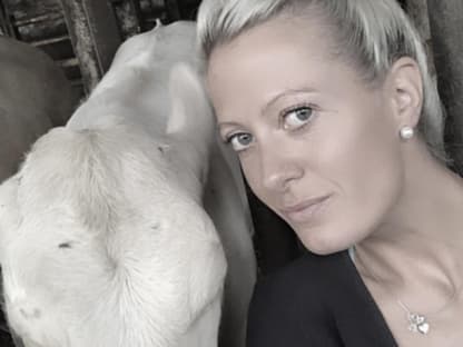 Denise Munding macht Selfie mit Bulle