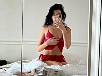 Dua Lipa macht ein Spiegel-Selfie im Bett