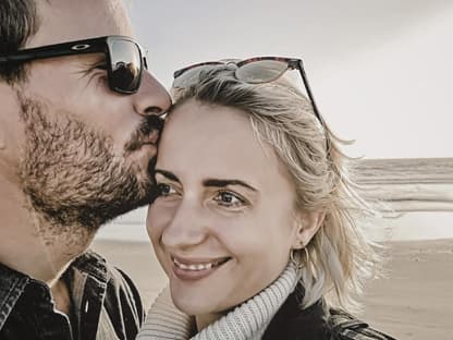 Gerald Heiser küsst Anna Heiser am Strand