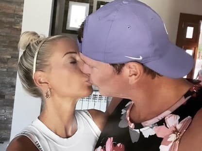 Peggy Jerofke und Steff Jerkel küssen sich
