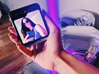 Rebecca Mir macht ein Selfie mit ihrer neuen Frisur