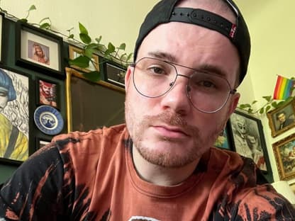 Tim K. nicht als Dragqueen Bambi Mercury mit Brille Selfie