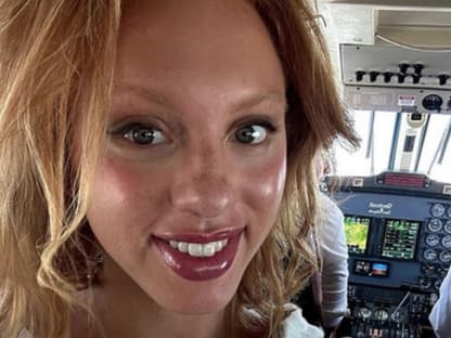 Anna Ermakova lacht im Privatjet Selfie