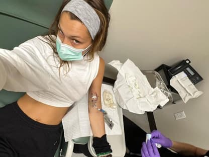 Bella Hadid sitzt beim Arzt