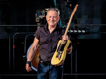 Bruce Springsteen hält eine Gitarre in der Hand