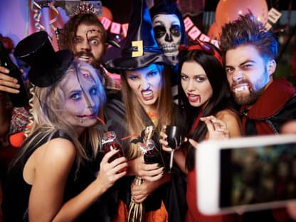 Gruppe ist verkleidet und feiert Mottoparty