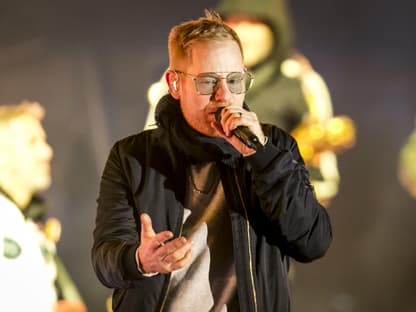 Peter Fox singt mit Brille auf