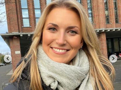 Daniela Will lächelt für Selfie.