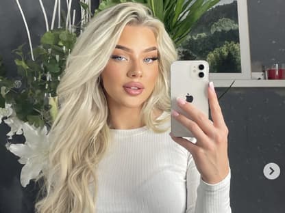 Elaine Victoria macht ein Selfie vorm Spiegel.