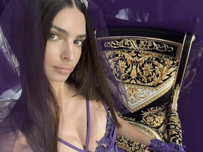 Emily Ratajkowski in lilafarbenen Dessous