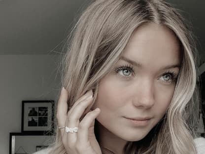 Julia Beautx guckt traurig auf Selfie