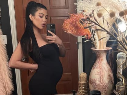 Kourtney Kardashian posiert mit Baby-Bauch vor dem Spiegel