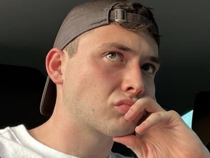 Matthias Schuberth guckt nach oben im Auto