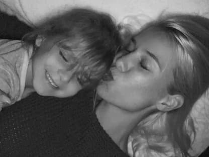 Oksana Kolenitchenko liegt mit Tochter Arielle im Bett