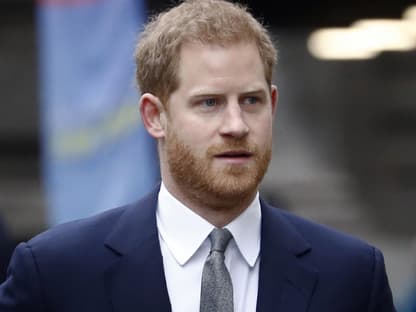 Prinz Harry sieht ernst aus