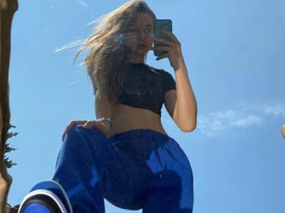 Shania Geiss bauchfrei macht Selfie im Spiegel
