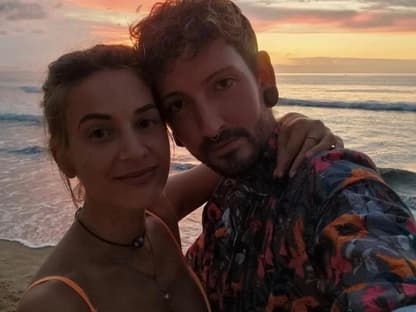 Fabian Kahl und seine Freundin Yvonne Arm in Arm am Strand.
