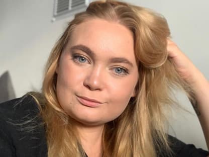 Jessica Smith fährt sich durch die Haare