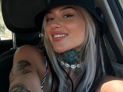 Jill Lange lächelt und macht ein Selfie