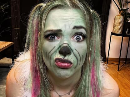 Anne Wünsche ist als Grinch geschminkt