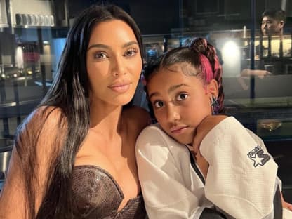 Kim Kardashian sitzt mit North West im Restaurant