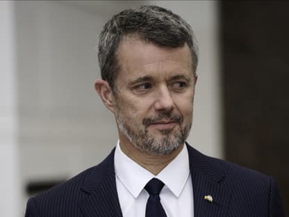 Prinz Frederik schaut ernst.