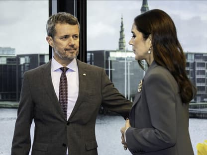 Prinz Frederik und Prinzessin Mary von Dänemark schauen ernst.